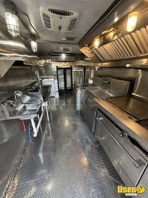 Gallery image 2 – 2000 International Turnkey All-Purpose Food Truck