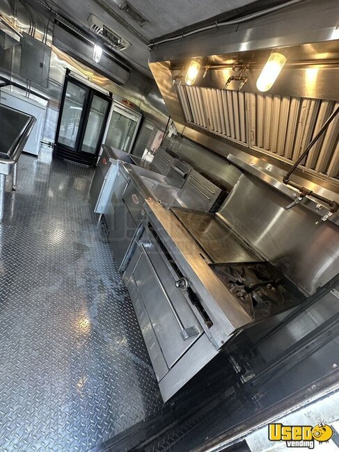 Gallery image 4 – 2000 International Turnkey All-Purpose Food Truck