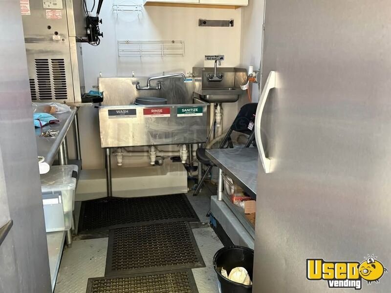 Gallery image 3 – 2001 Freightliner Ice Cream & Soft Serve Concession Truck