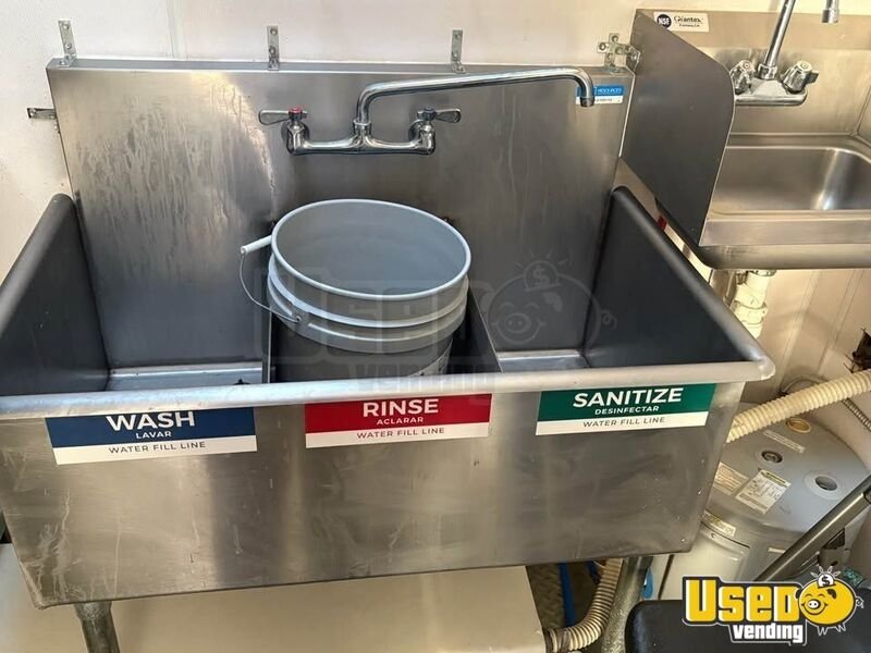 Gallery image 5 – 2001 Freightliner Ice Cream & Soft Serve Concession Truck