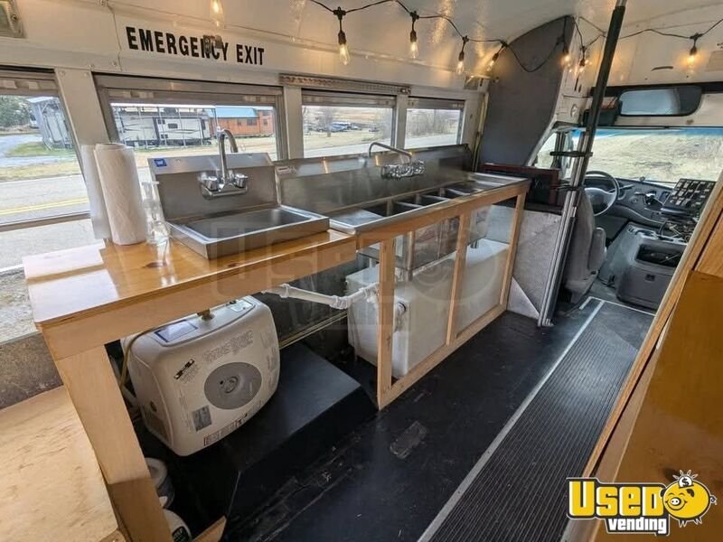 Gallery image 5 – 2003 Ford E550 21ft Mobile Beverage & Soda Truck