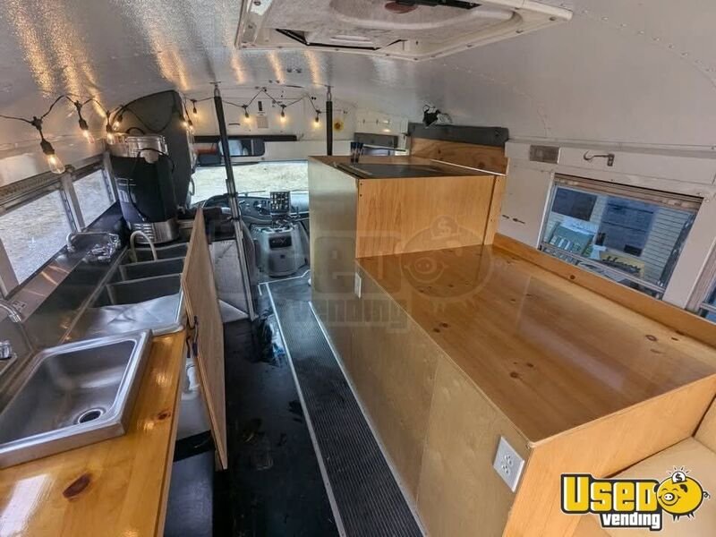 Gallery image 6 – 2003 Ford E550 21ft Mobile Beverage & Soda Truck