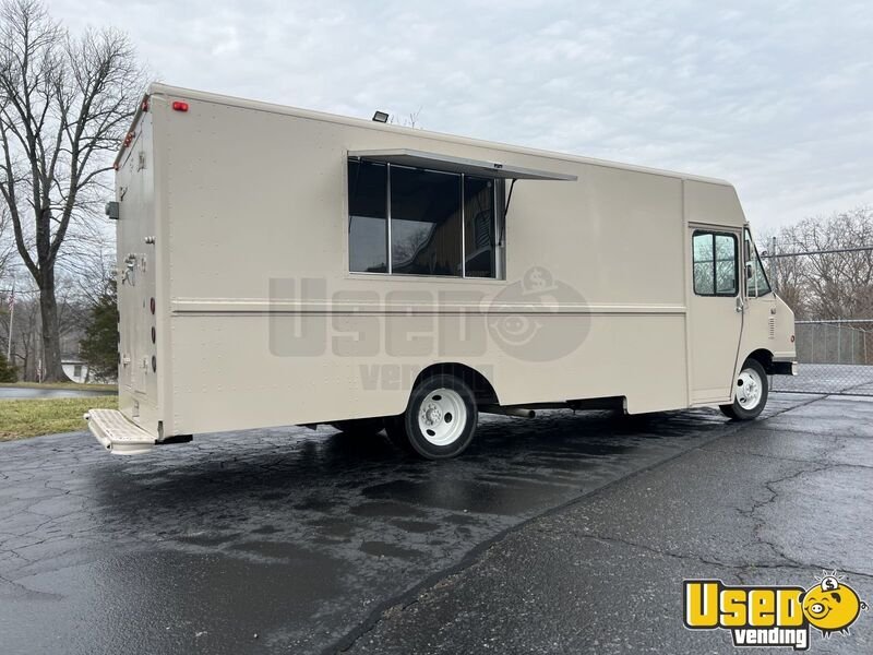 Gallery image 3 – 2005 Workhorse P42 25ft Food Truck New Kitchen
