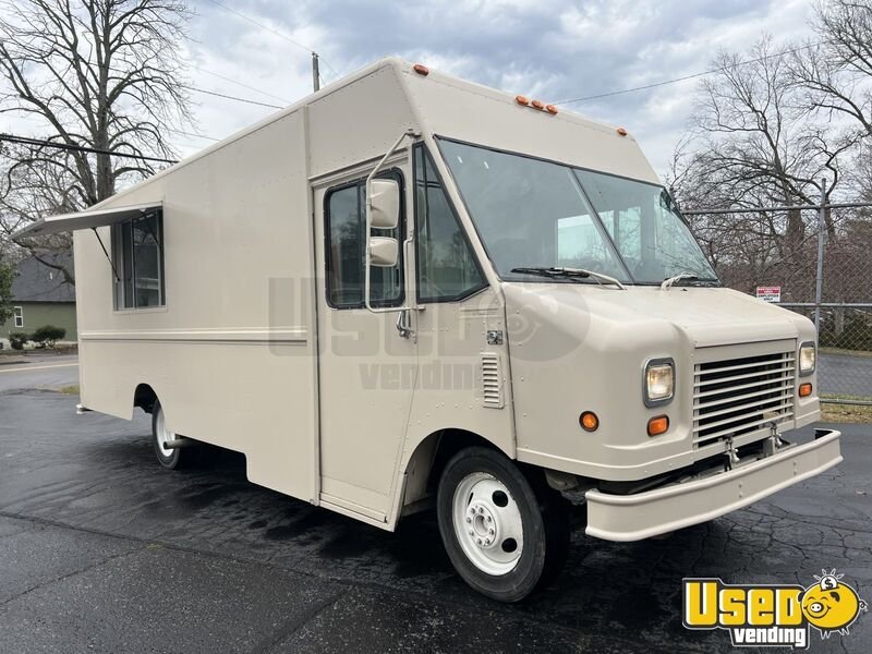 Gallery image 2 – 2005 Workhorse P42 25ft Food Truck New Kitchen