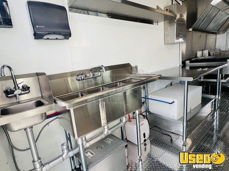 Gallery image 6 – 2005 Workhorse P42 25ft Food Truck New Kitchen