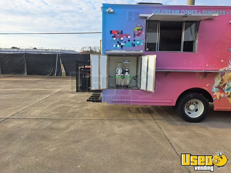 Gallery image 2 – 2014 Ford F59 29ft Soft Serve Ice Cream & Slushie Truck