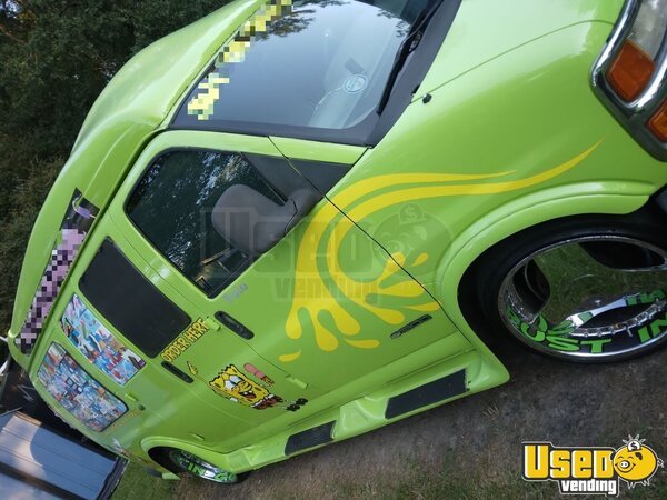 Gallery image 3 – 2000 Chevrolet Express Ice Cream Truck – Eye-Catching Gulf Coast Unit